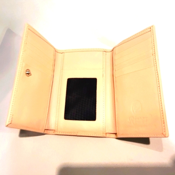 NEVER USED Stingray leather trifold wallet 4" x 6" - Picture 3 of 7